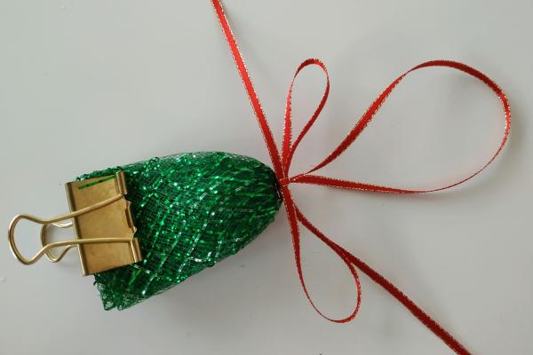 Vánoční ozdoba z bambulek 