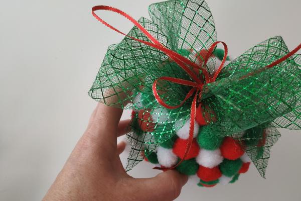 Vánoční ozdoba z bambulek 